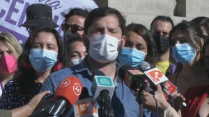 Gabriel Boric vor vielen Mikrofonen