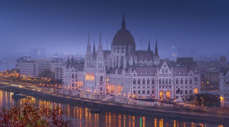 Parlament in Budapest in der Morgendämmerung