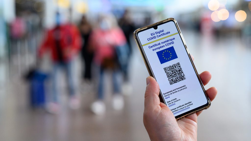 Grüner Pass auf einem Smartphone