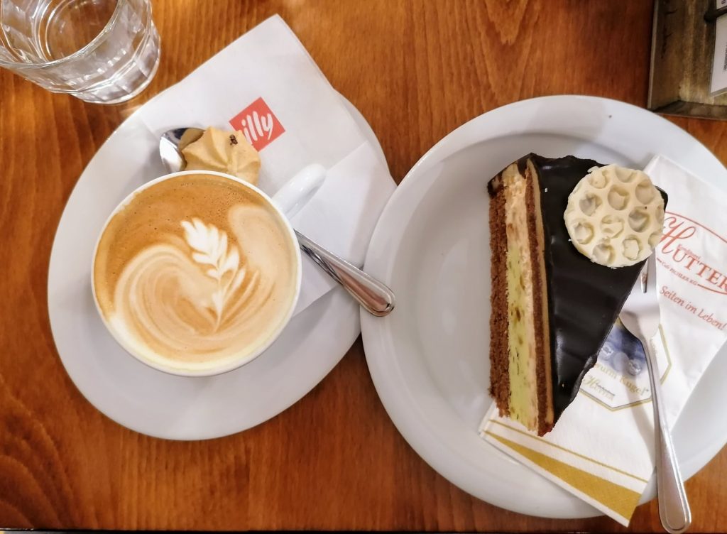 Kaffee und Kuchen auf einem Tisch