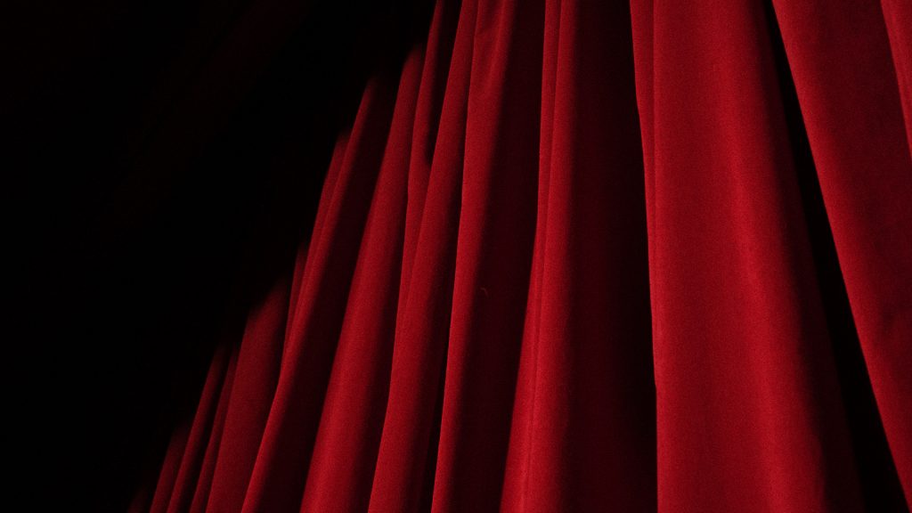 Roter Vorhang in einem Kino