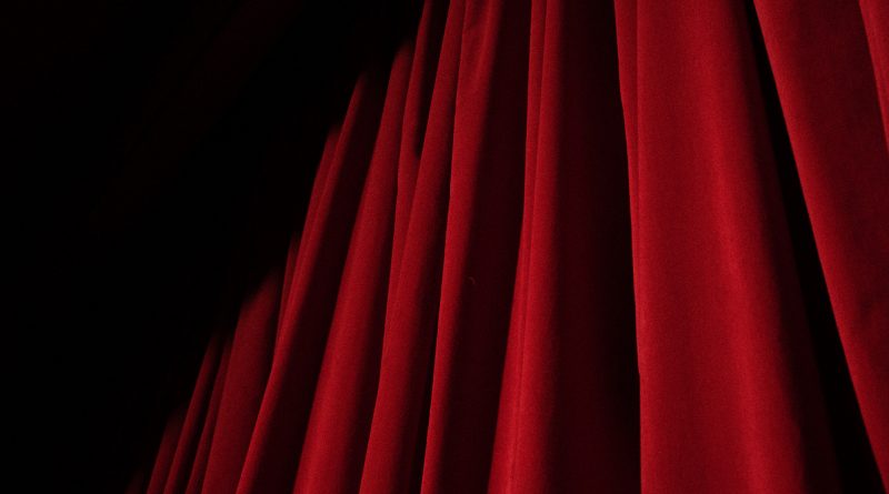 Roter Vorhang in einem Kino