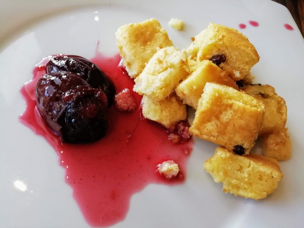 Kaiserschmarrn auf einem weißen Teller