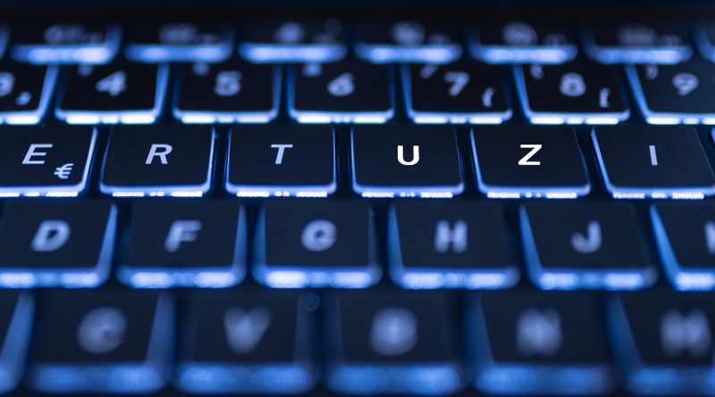 Blau-schwarze Computer-Tastatur mit Buchstaben UZ vertauscht