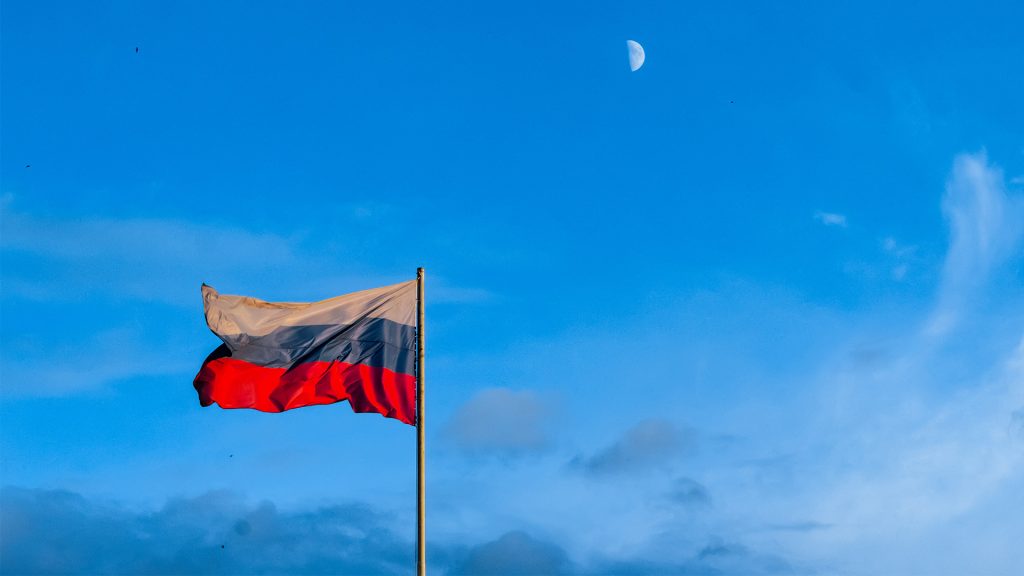 Flagge Russlands vor blauem Himmel