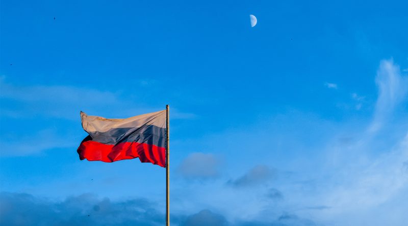 Flagge Russlands vor blauem Himmel