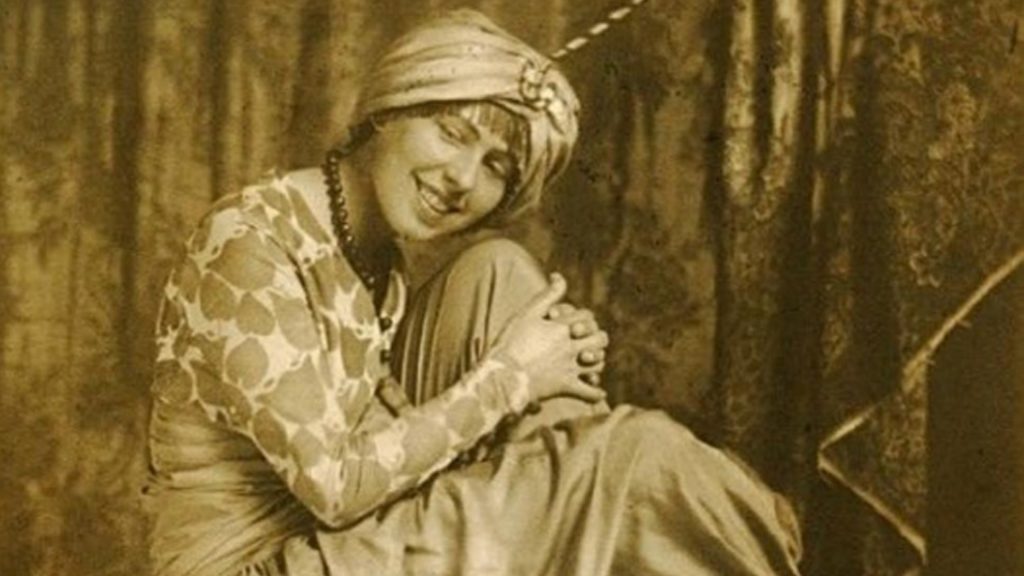 Sophie Taeuber-Arp auf einem Gemälde