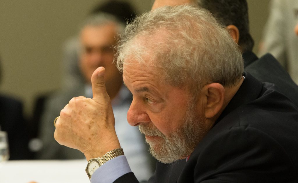 Lula da Silve mit Daumen nach oben