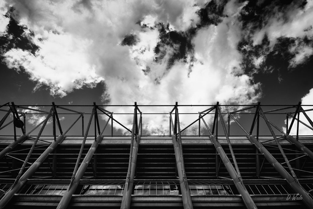 Stadion von außen in Schwarz-Weiß