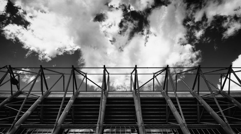 Stadion von außen in Schwarz-Weiß