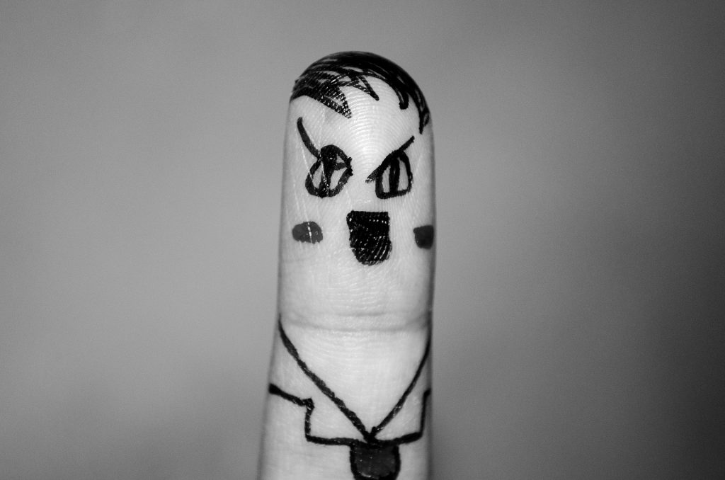 Gesicht von Hitler auf einen Finger gezeichnet, schwarz-weiß