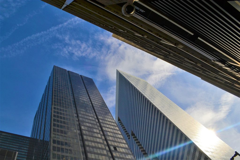 Großes Bürogebäude in einer Stadt
