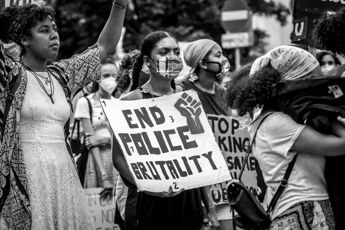 Demoschild "Ende Police Brutality"