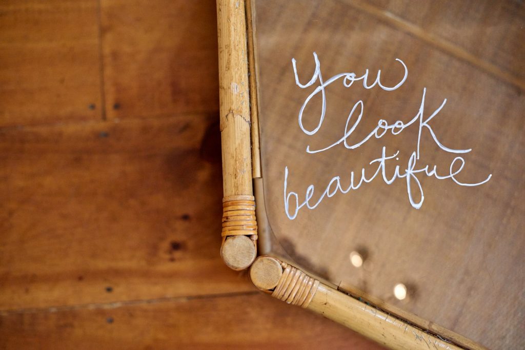 You look beautiful auf einen Tisch geschrieben