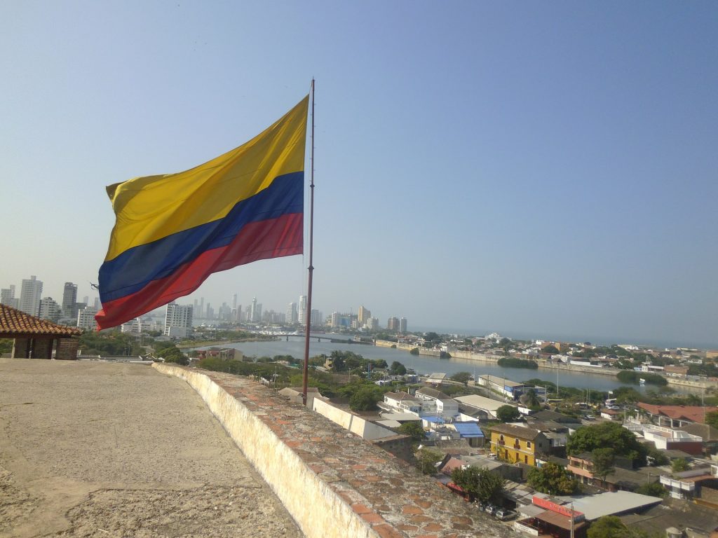 Flagge Kolumbiens am Straßenrand