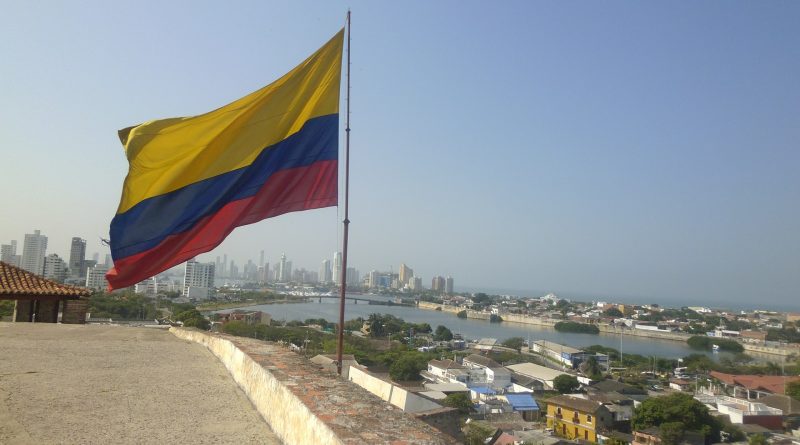 Flagge Kolumbiens am Straßenrand