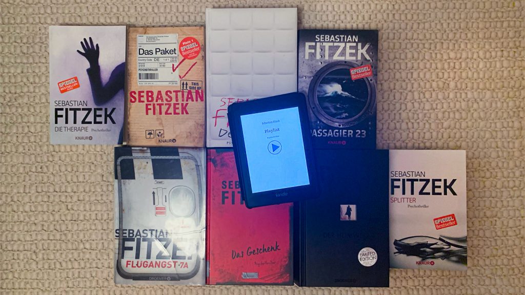 Playlist von Fitzek auf einem E-Reader liegt auf einem Stapel Fitzek-Bücher