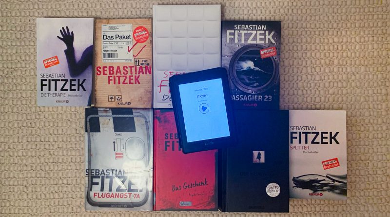 Playlist von Fitzek auf einem E-Reader liegt auf einem Stapel Fitzek-Bücher