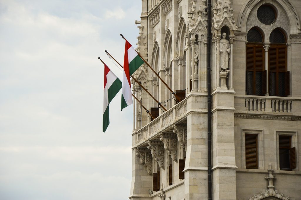 Zwei ungarische Flaggen auf einem Gebäude in Budapest