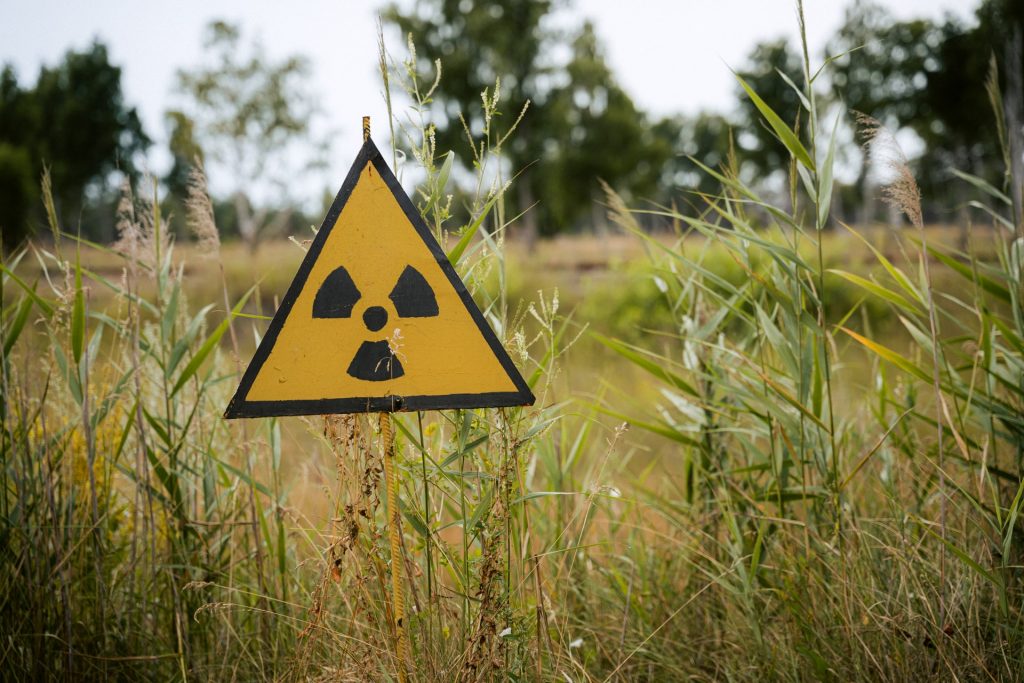Atom-Warnschild im Gras