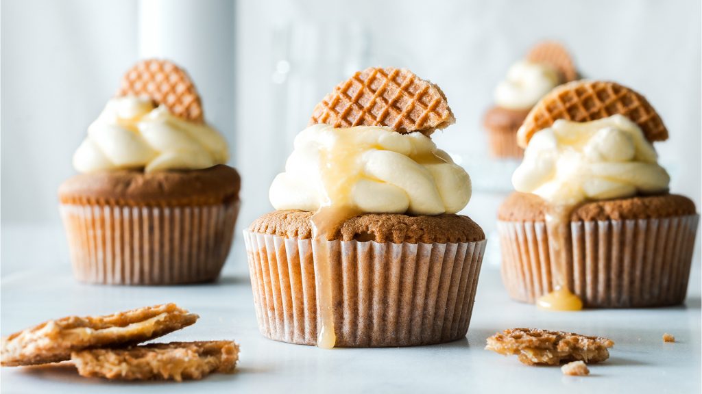 Drei Muffins mit Creme und Keks