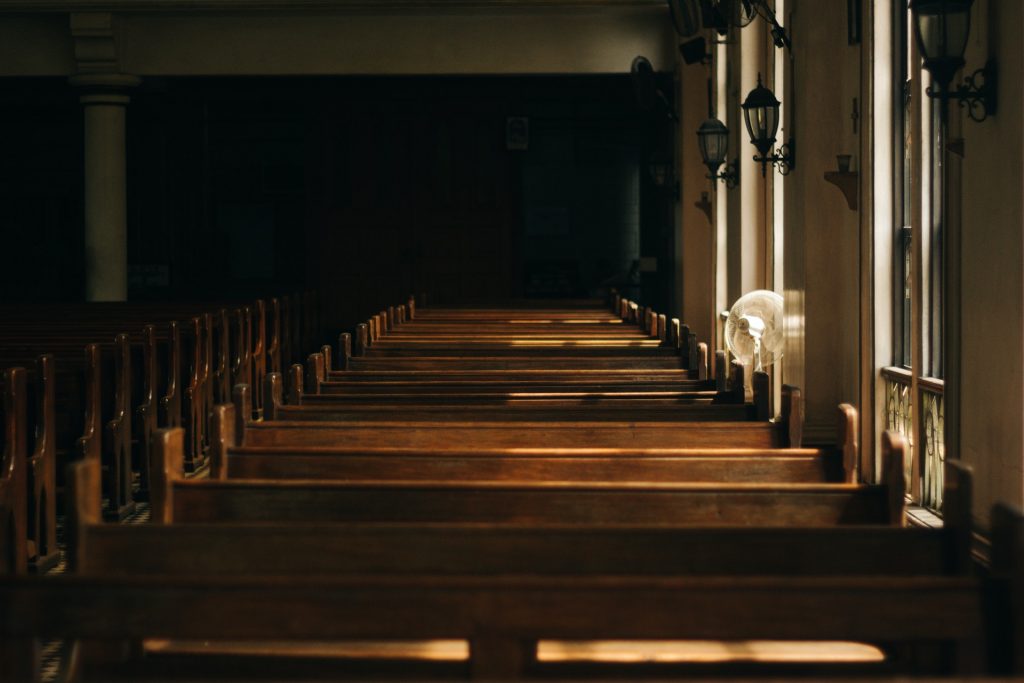 Hölzerne Bänke in einer Kirche