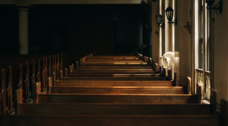 Hölzerne Bänke in einer Kirche