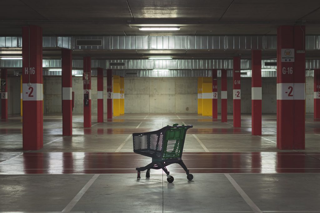 Einkaufswagen in einer leeren Tiefgarage