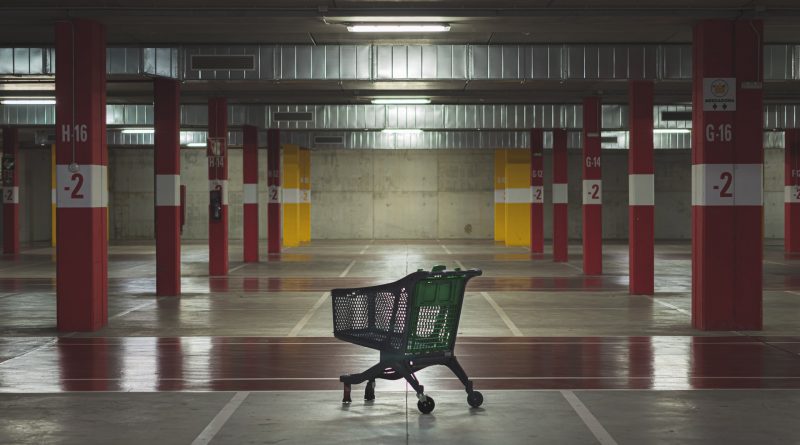 Einkaufswagen in einer leeren Tiefgarage