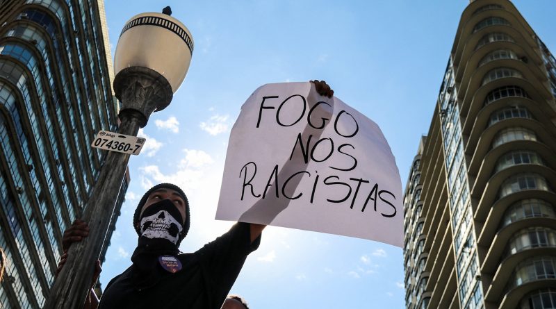 Demonstrant mit SChild: Fogo Nos Racistas