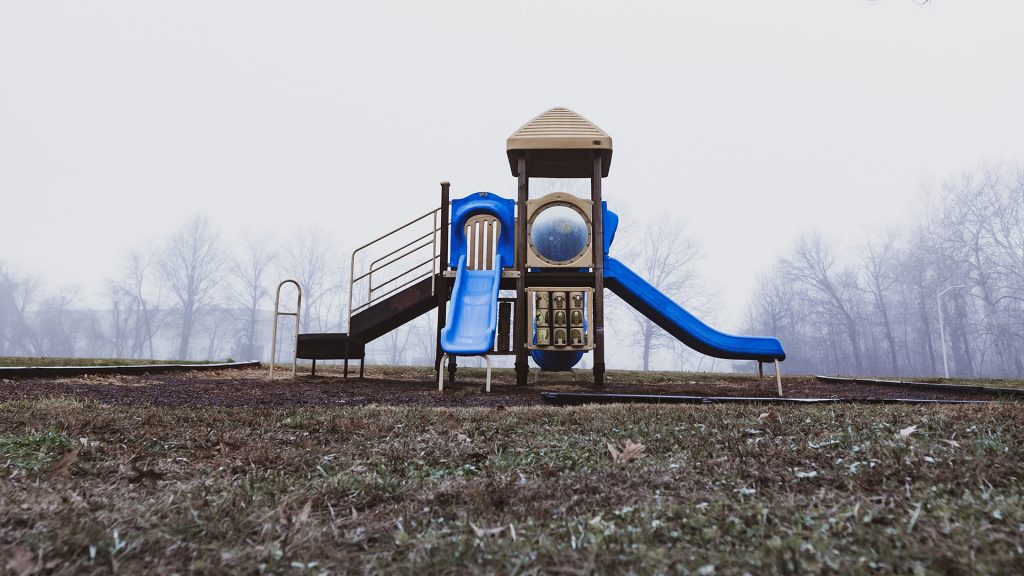 Spielplatz im Nebel