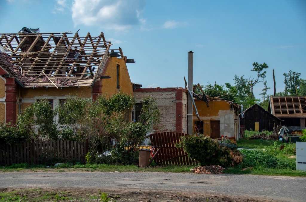Zerstörtes Haus in Tschechien nach einem Sturm
