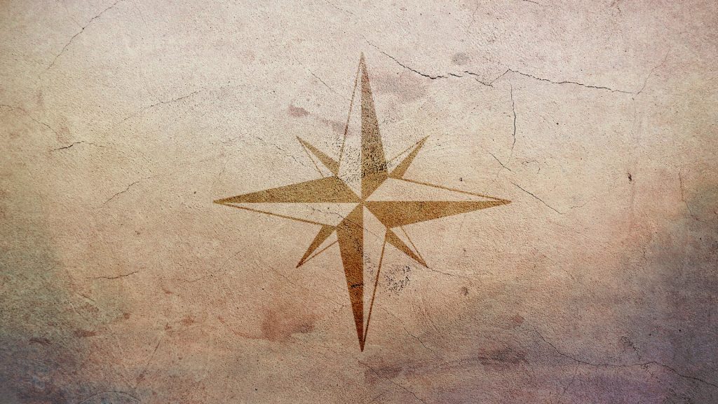 Das Symbol der Windrose auf einer Mauer