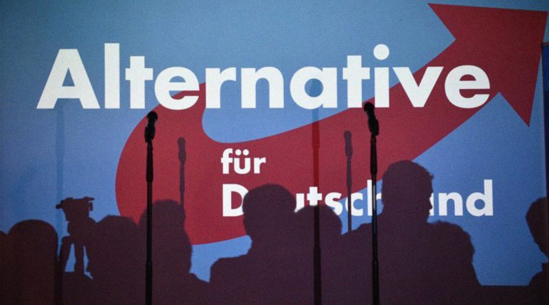 Plakat der AfD mit Schatten von Mikrofonständer im Vordergrund