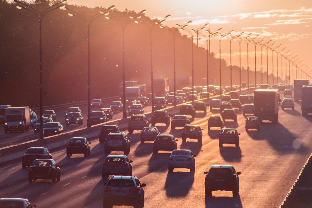 Mehrspurige Autobahn zu Sonnenuntergang, Stau