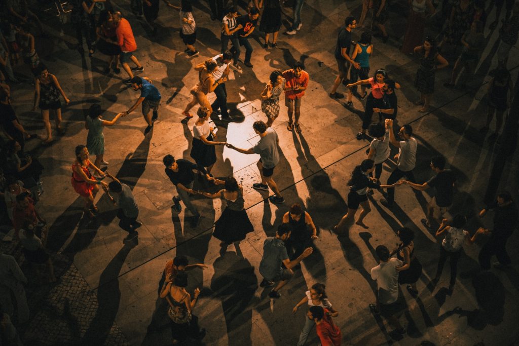 Viele Menschen tanzen