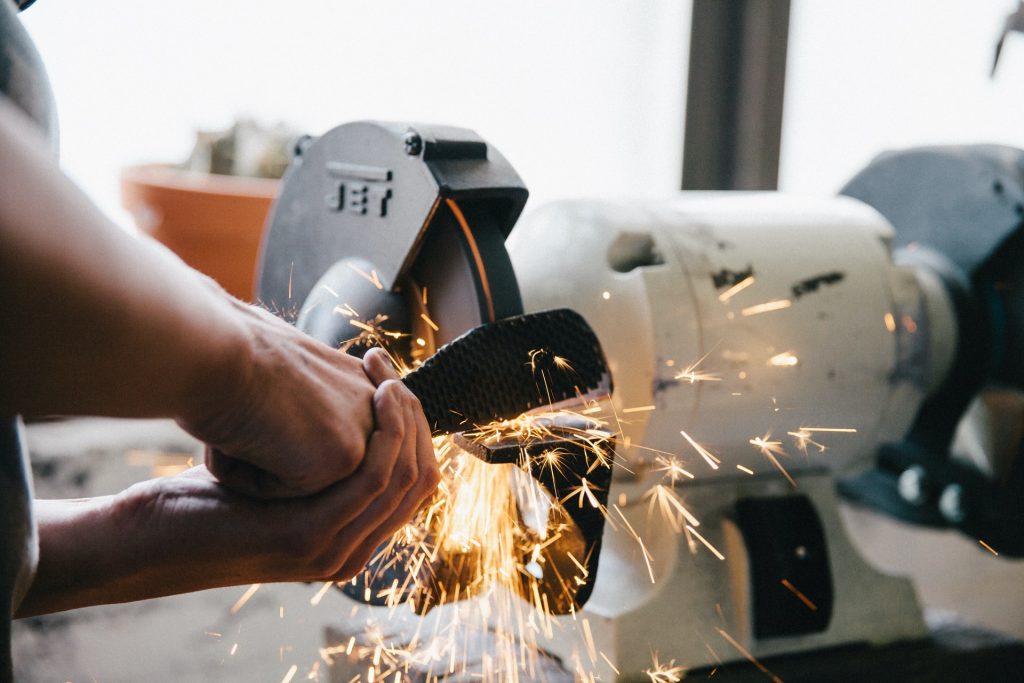 Person arbeitet mit Metall, Funken sprühen
