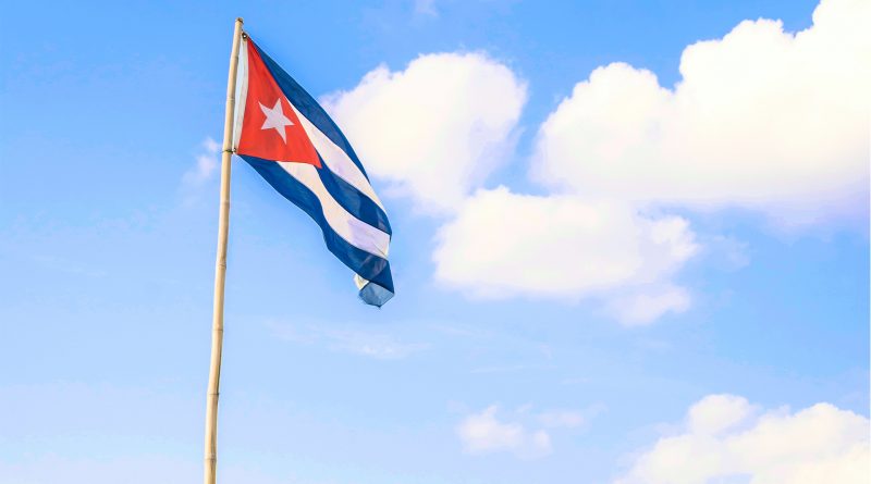 Flagge von Kuba vor blauem Himmel