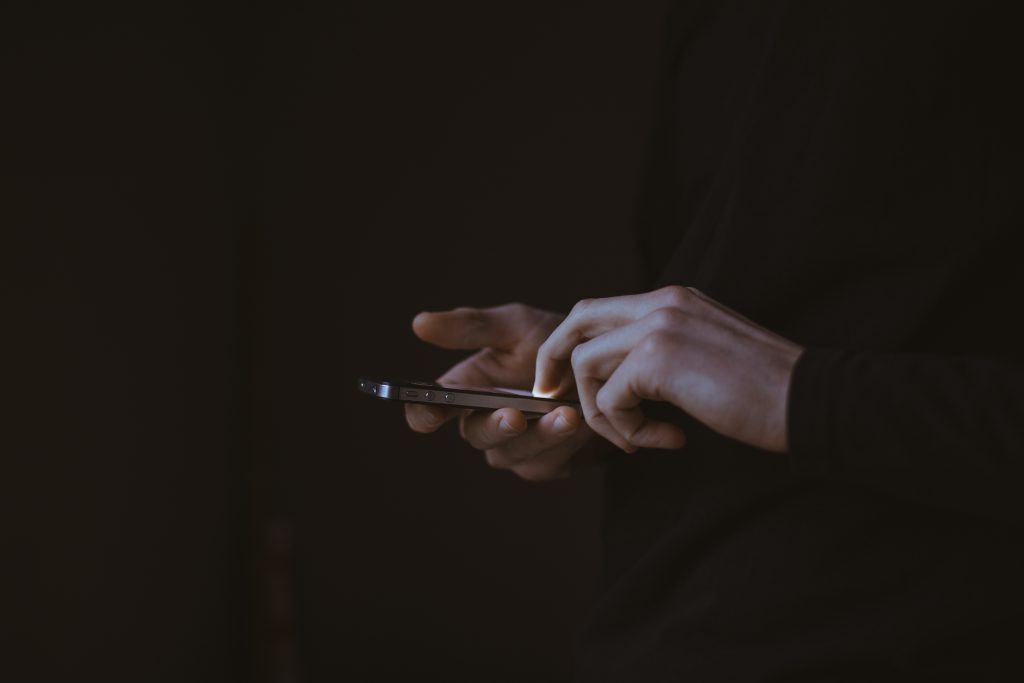 Person mit Handy