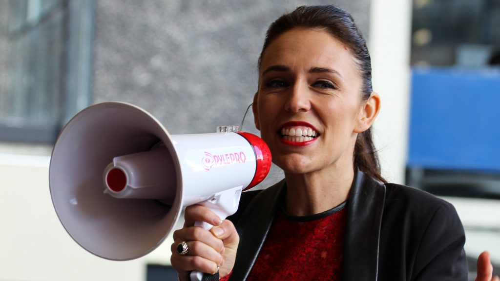 Neuseelands Premierminister Jacinda Ardern mit Megafon in der Hand, lächelnd