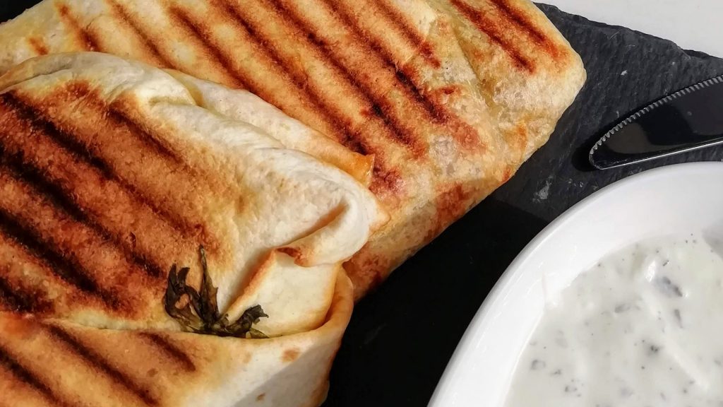 Blätterteig-Essen mit Joghurtsoße