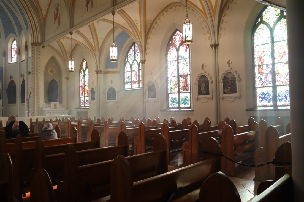 Bänke in einer katholischen Kirche