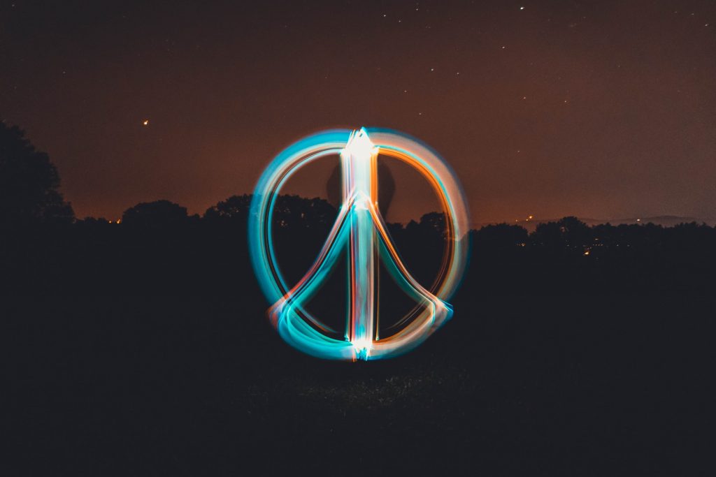 Peace-Zeichen leuchtet in der Dunkelheit