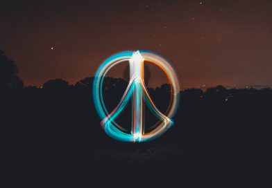 Peace-Zeichen leuchtet in der Dunkelheit