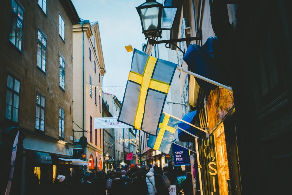 Schwedische Flagge am Rand einer Einkaufsstraße