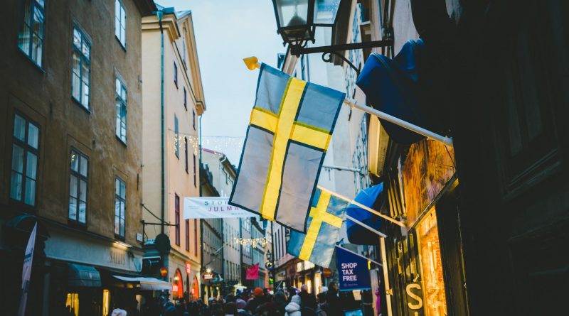 Schwedische Flagge am Rand einer Einkaufsstraße