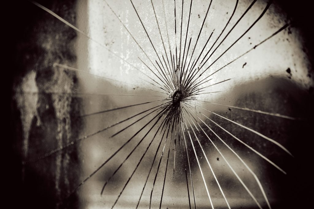 Kaputtes Glas einer Fensterscheibe