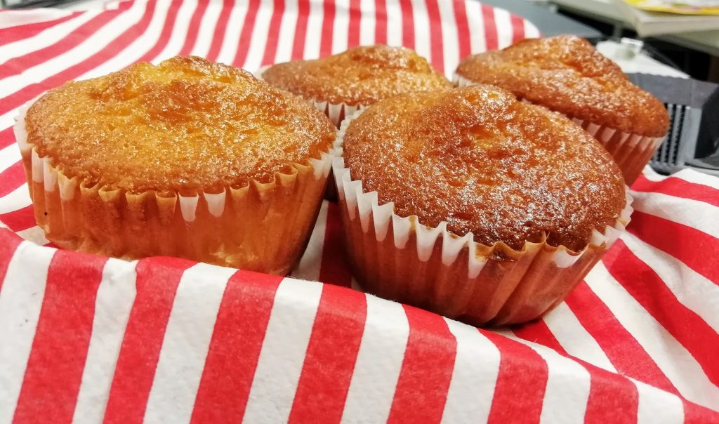 Muffins auf einem rot-weiß-gestreiften Tuch