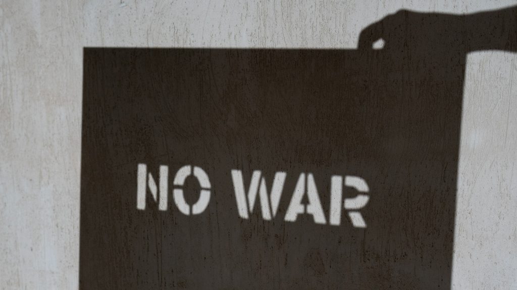 Schwarzes Rechteck auf grauer Wand, in der Mitte "NO WAR"