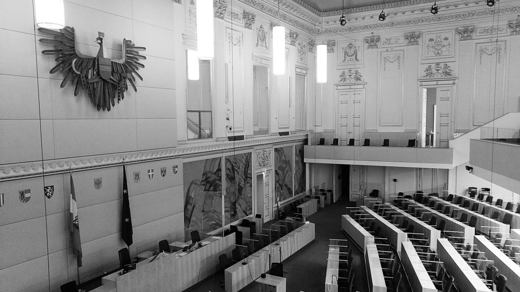 Parlament in der Hofburg, schwarz-weiß